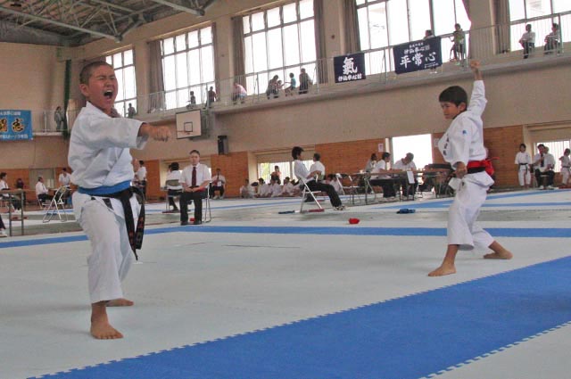 「個人形」小学6年生男子決勝、米山航生選手（左）と幸山響選手