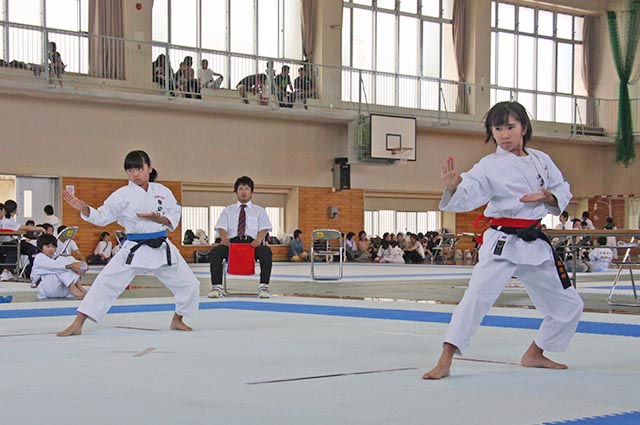 「個人形」小学6年生女子決勝、春山華南選手（左）と濱崎ひなの選手