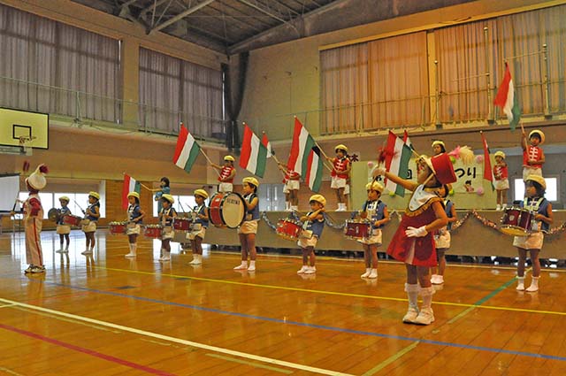 オープニングを飾った亀徳保育園児のマーチング