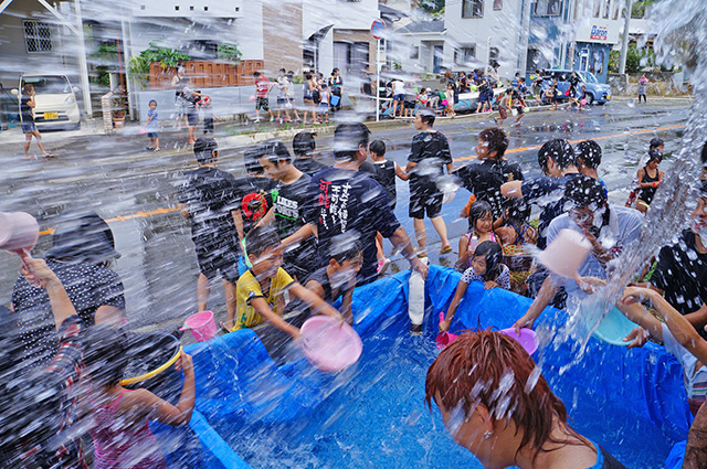 勢いよく水を掛ける参加者