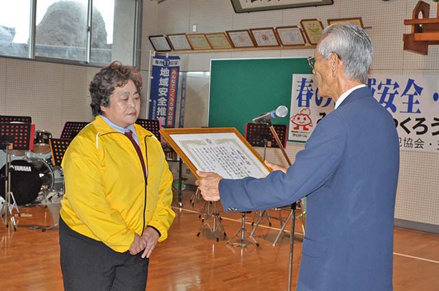 交通安全功労賞金賞を受賞した眞形敦子さん