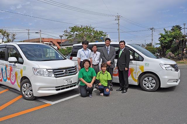 助成事業で整備した車両と南恵会及び町関係者01