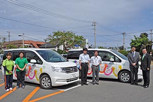 助成事業で整備した車両と南恵会及び町関係者02