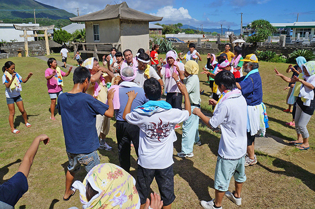 イノヌイビガナシ神社での奉納の踊り