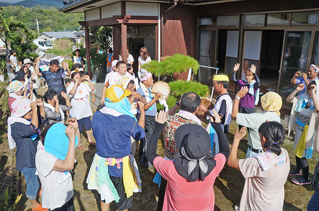 各家の前で踊りを披露する住民ら