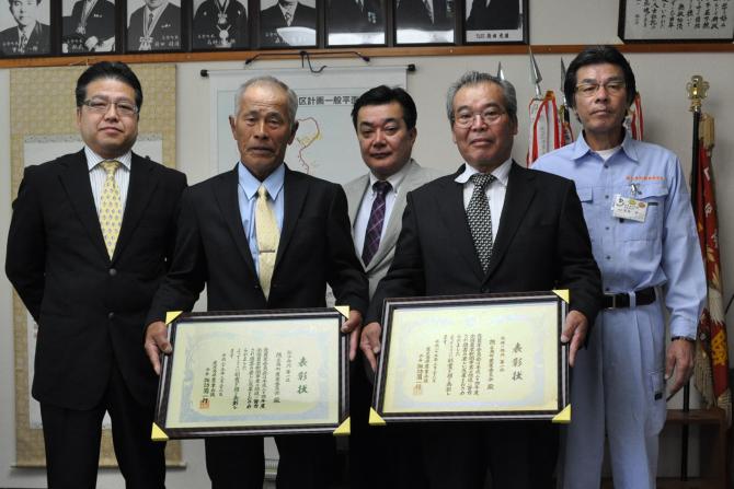 表彰を喜ぶ川上福良会長（左）と平田哲男副会長（右）