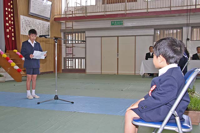スライドを使って学校を紹介する小学生代表の櫻木孝太朗君