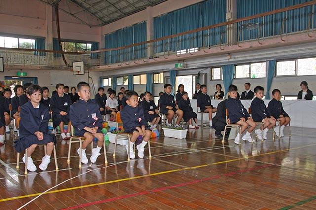 緊張した様子で祝辞を聞く母間小学校の6名の新一年生