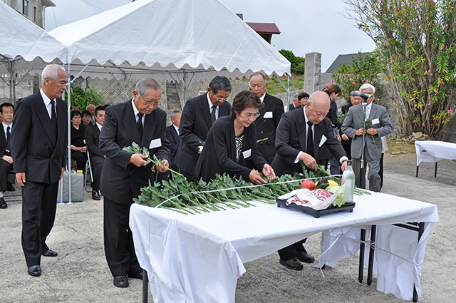 献花し、英霊の冥福を祈る鹿児島県遺族会の皆さん