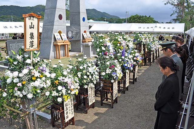 黙祷を捧げる参列者