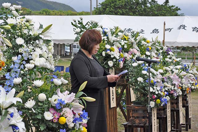 遺族代表であいさつをする坂口恵子さん