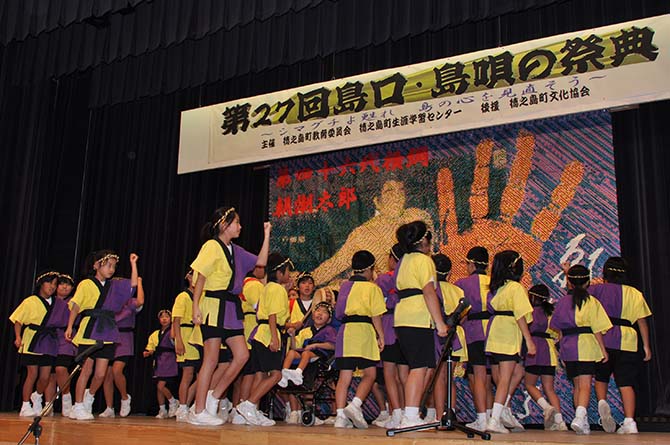 息の合った夏目踊りを披露する神之嶺小学校児童