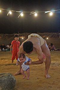 「ミィバマフマシ」をする新生児