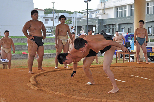投げの打ち合いをする樟南高校相撲部員