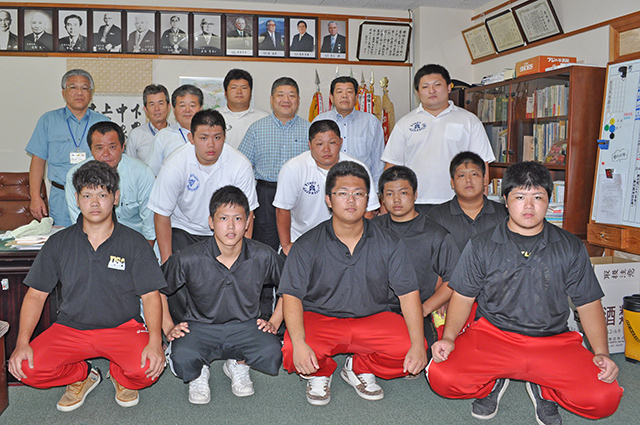 町役場を表敬訪問した近畿大学と樟南高校の相撲部員