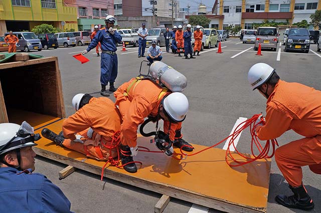 迅速に要救助者を救助する隊員