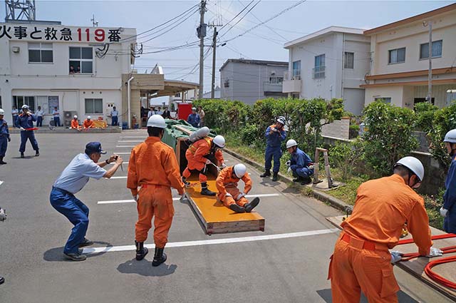 要救助者を救出する隊員