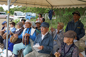 太鼓にあわせ力強く歌う若返りクラブの皆さん