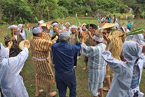 にぎやかに田植え踊りを踊る中区高齢者クラブ会員