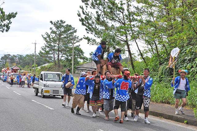 気合を入れて練り歩く青年団みこし