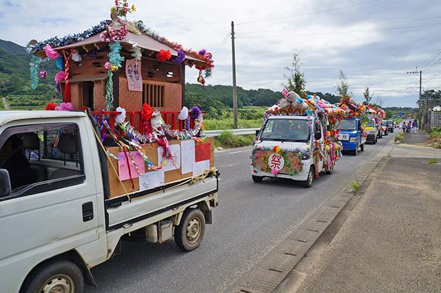 飾りつけられた花車