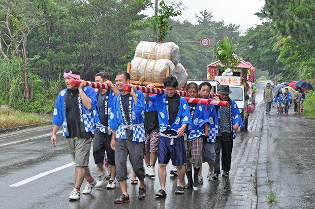 大雨の中進む参加者