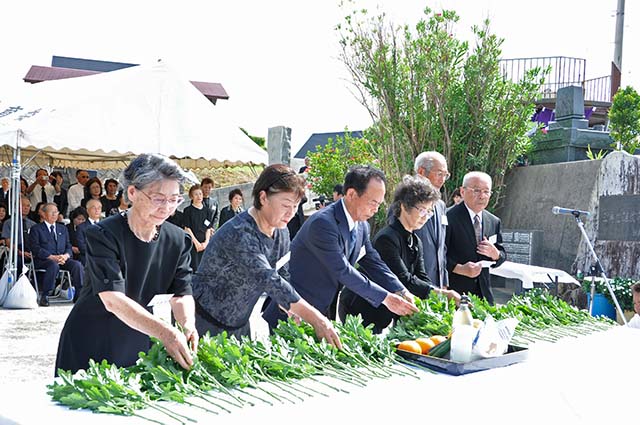 献花をする鹿児島県遺族会の代表者