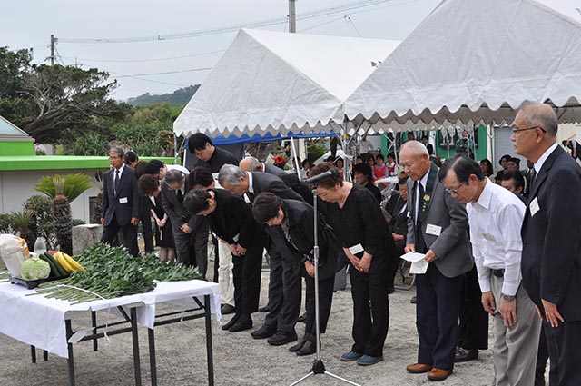 献花し、犠牲者の冥福を祈る宮崎県遺族会の皆さん