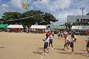 母間小学校3・4年生の「旋風を巻き起こせ」は1勝1敗で引き分け