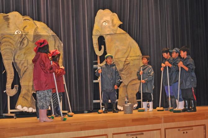 神之嶺小学校の生徒による劇