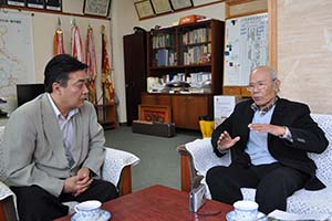 対談する高岡秀規町長（左）と水野修氏