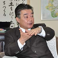 対談する高岡町長