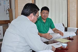 対談する高岡秀規町長（手前）と吉留康洋氏