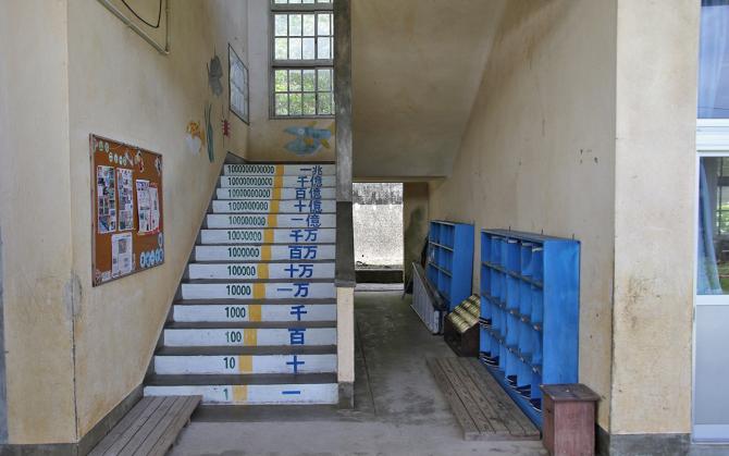 山小学校校舎内1階から2階への階段