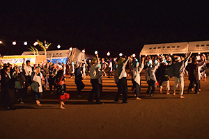 祭りの無事の開幕を祝い「花の徳之島」を踊る皆さん