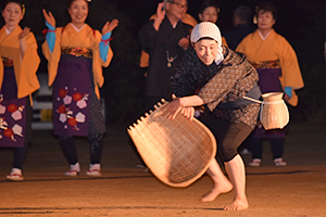 思わず見入ってしまう演技力豊かな「どじょうすくい」