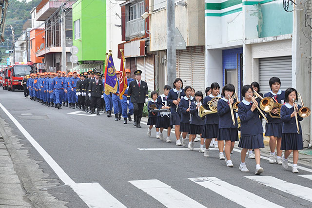 亀津の町を練り歩くパレードの列