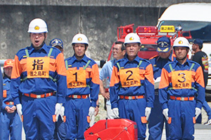 「小型ポンプの部」の競技を終えた徳之島町消防団員