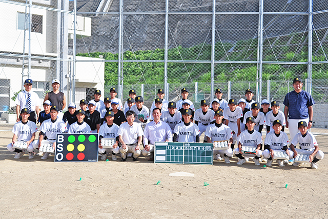 寄贈されたボールやスコアボードを手にした亀津中学校野球部部員と森潤一郎さん