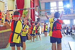 小学生児童による伝統の「棒踊り」