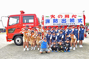 新しくなった母間分団の消防車と母間小学校少年少女防火クラブの子どもたち