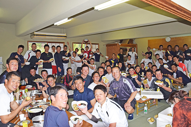 おいしそうな食事を前にする上武大学野球部員