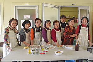 美味しい食事を準備した町女性連絡協議会のメンバーら