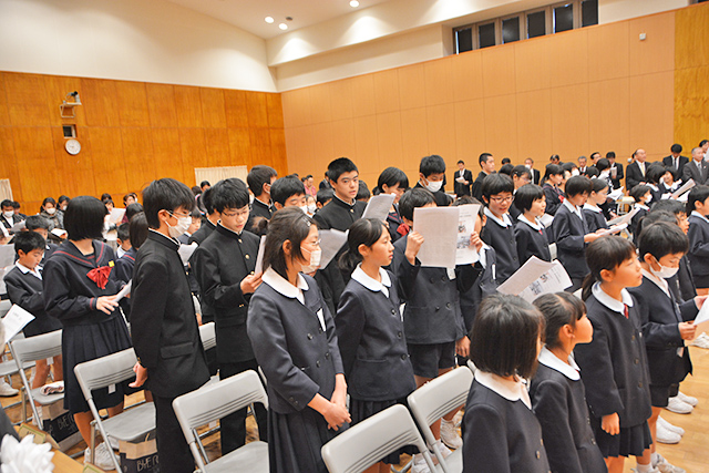 学士村塾閉講式に参加する児童生徒