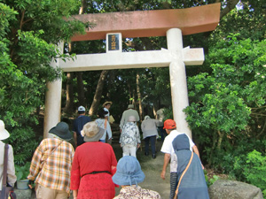 秋津神社を参拝する参加者