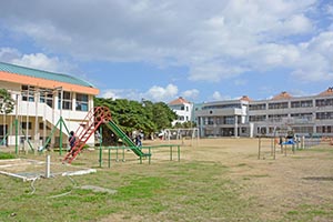 校庭で遊ぶ児童
