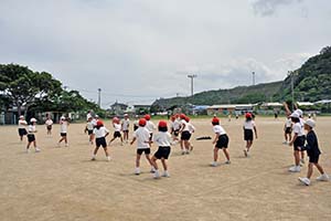 グラウンドで遊ぶ子供たち03