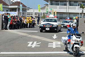 パレードに向かう警察車両