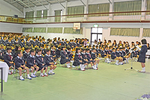 62名の入学生を向かえた亀津小学校