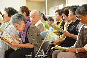 資料を見ながら熱心に話を聞く参加者